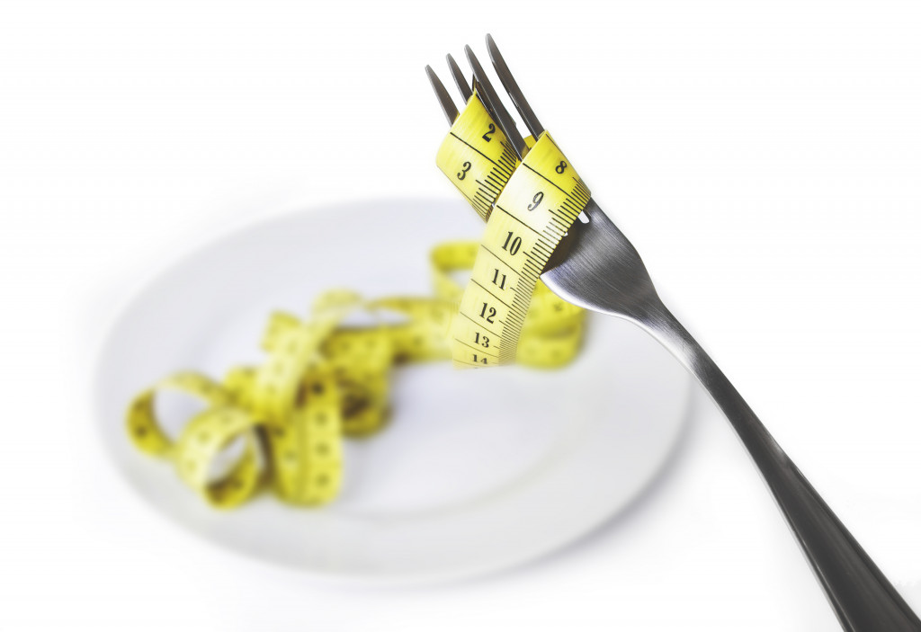 fork with measuring tape on the plate